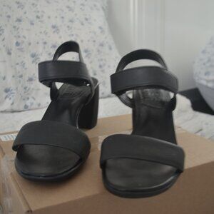 Pre-owned Naturalizer Ankle strap block heels sandals. Size 9M color black.